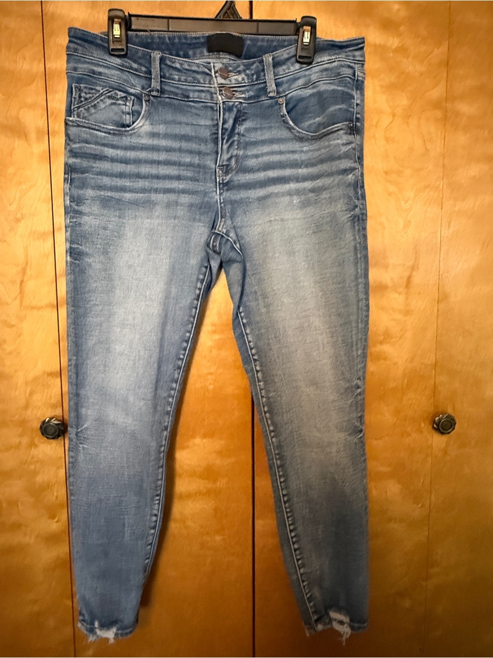 Buckle skinny stretch jeans distressed light wash size 31